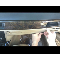 Ремонт подстаканника для BMW 328i 2008 года